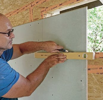 Isolert anneks: Gipsplater i isolert anneks skjæres til Isolert anneks: Gipsplater i isolert anneks skjæres til rundt vinduer og dører